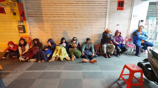 Hình ảnh kinh hoàng về tòa chung cư bị quật ngã vì động đất ở Đài Loan, nơi hàng chục người mắc kẹt